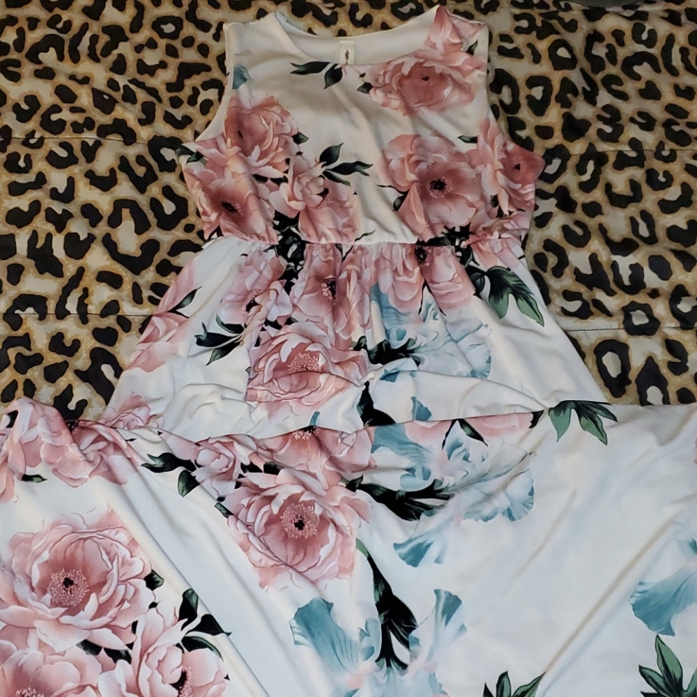 Sleveless long floral dress